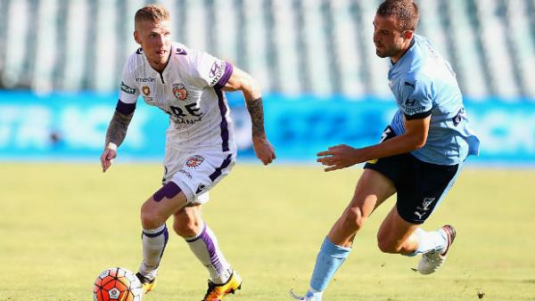 Perth Glory's Andy Keogh tries to get past Sydney FC's Matt Jurman in the last season's Hyundai A-League.