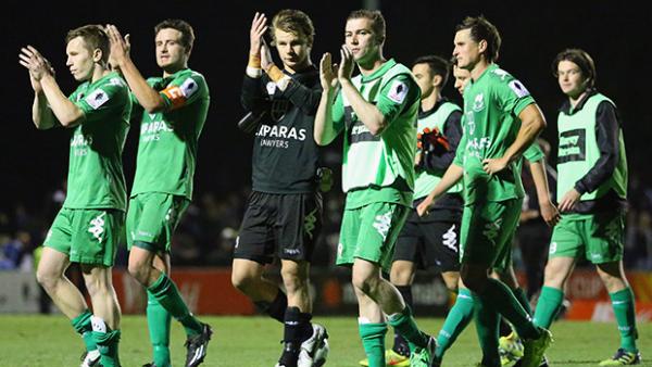 Bentleigh Greens players thanks their fans at full-time.